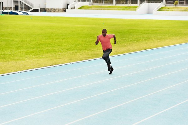 What are the best strategies for pacing during a middle-distance running race?